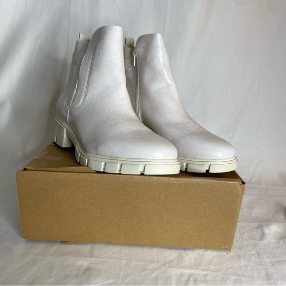 Journee Collection Jeeva Ivory Boots Size 11 M New - Picture 5 of 9